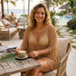 Somrig virkad cover-up med fransar – luftig nätstruktur, avslappnad passform & metallic-glans 👙✨