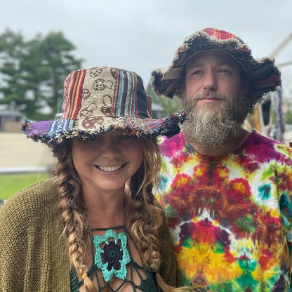 Patchwork-flerfärgad svamphatt i hemp – med brett brätte & dold ficka 🧢🌈