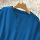 Lös kortärmad topp – V-ringning & asymmetrisk fåll i mjukt material 👕✨