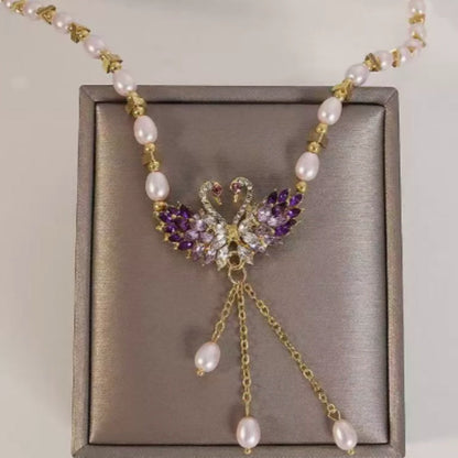Romantiskt halsband med dubbla svanar – två svanar formar ett hjärta, justerbar längd & elegant design 🦢💜