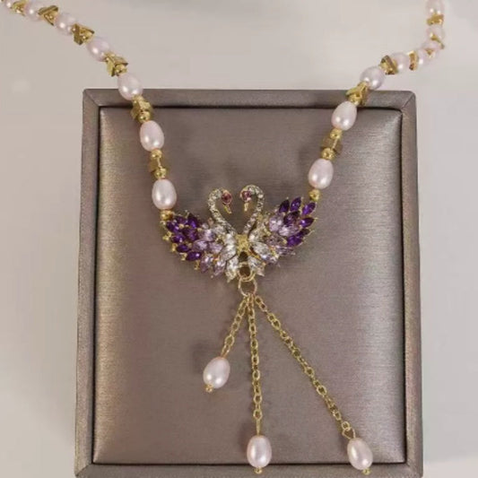 Romantiskt halsband med dubbla svanar – två svanar formar ett hjärta, justerbar längd & elegant design 🦢💜