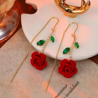 Röd ros trådörhängen med kristallstjälk – romantisk design, gnistrande detaljer & lätt metall 🌹✨