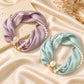 🦢 50 % RABATT NU! 🎀 Pärlhalsband med scarf-design och justerbar rosett – örhängefritt & tidlös elegans för vardag och fest ✨