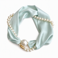🦢 50 % RABATT NU! 🎀 Pärlhalsband med scarf-design och justerbar rosett – örhängefritt & tidlös elegans för vardag och fest ✨