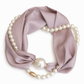 🦢 50 % RABATT NU! 🎀 Pärlhalsband med scarf-design och justerbar rosett – örhängefritt & tidlös elegans för vardag och fest ✨